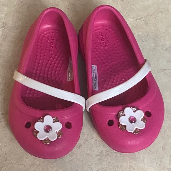 white flower crocs